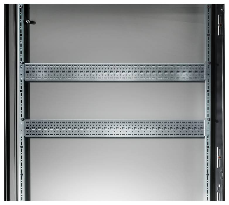 Un rack serveur vide avec deux rails horizontaux devant un mur gris, prêt à accueillir des composants informatiques ou réseau.