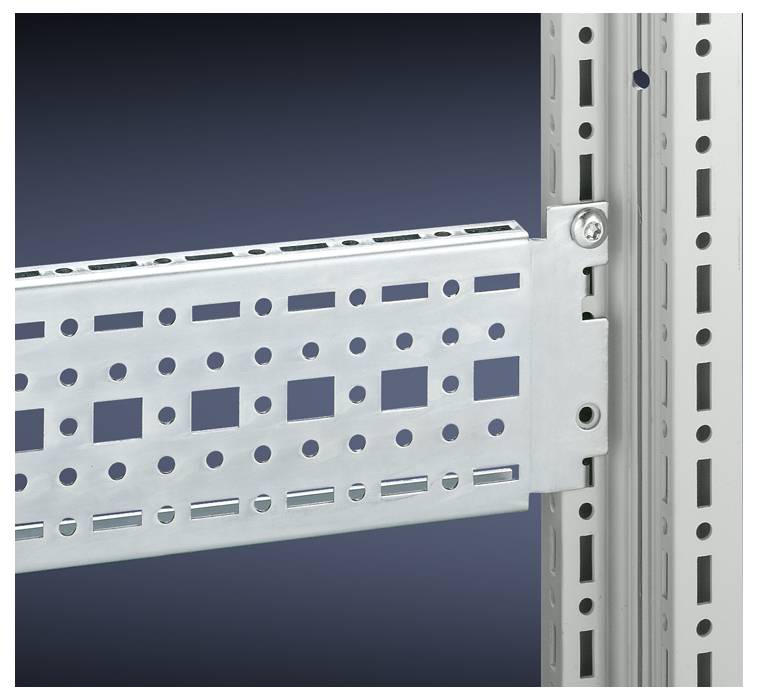 Système de montage métallique avec segment de rail perforé fixé à un support vertical. Adapté aux applications industrielles.