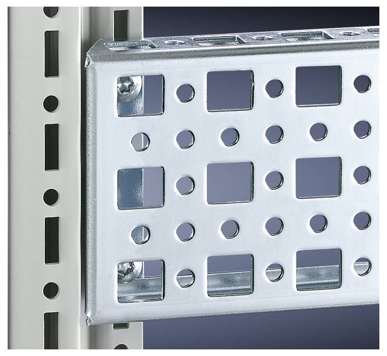 Un profilé métallique avec des trous carrés et ronds, monté sur un support vertical. Adapté pour les constructions et les systèmes d'étagères.