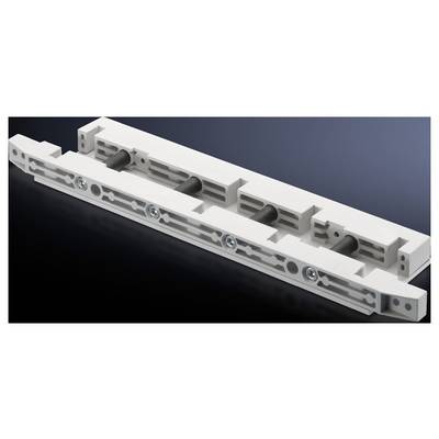 Longue pièce rectangulaire en plastique avec plusieurs entailles et vis, sur un fond sombre. Utilisable dans des appareils techniques.