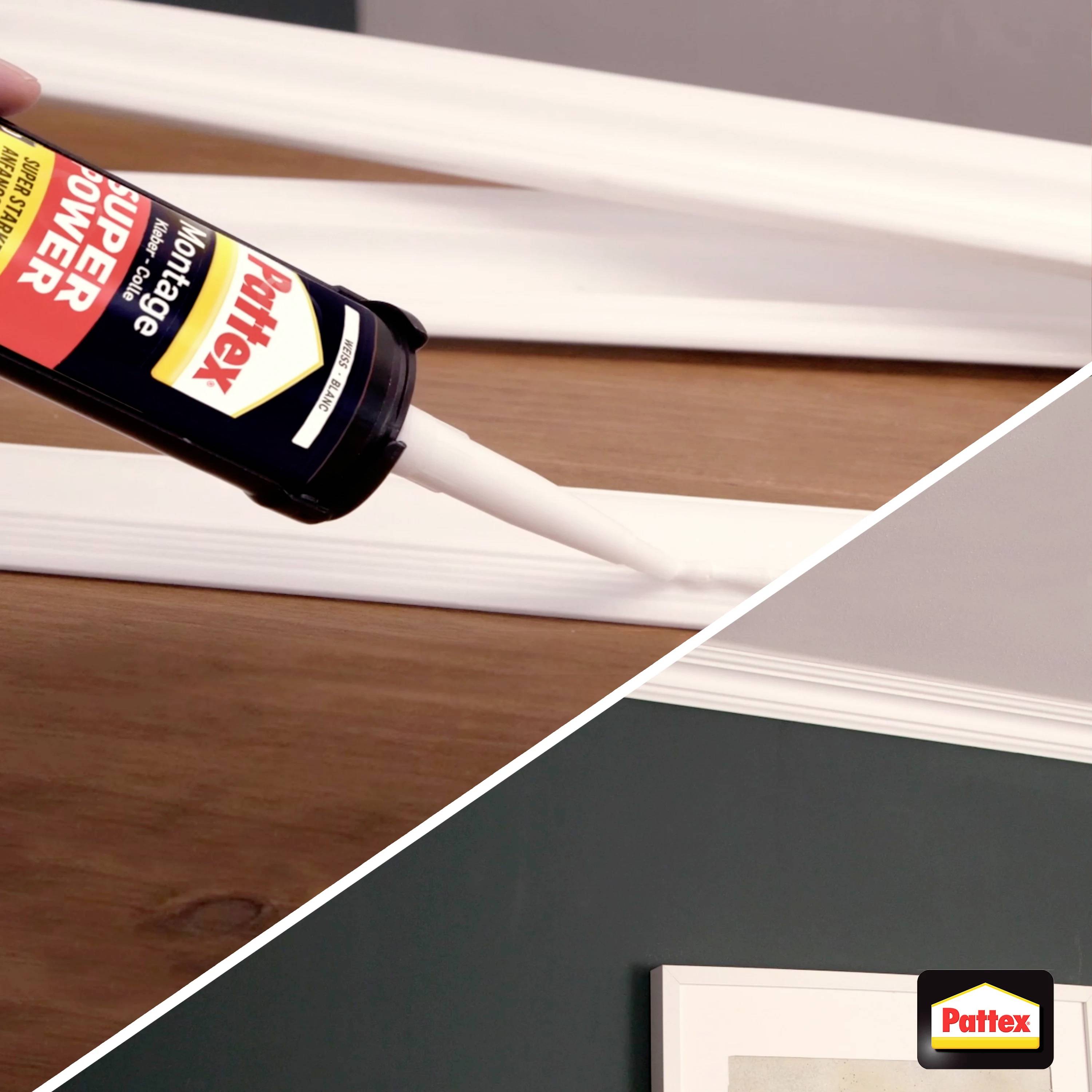 Une cartouche de colle Pattex, appliquée sur des tasseaux de bois blancs, montre une utilisation précise lors de travaux de bricolage sur un mur.