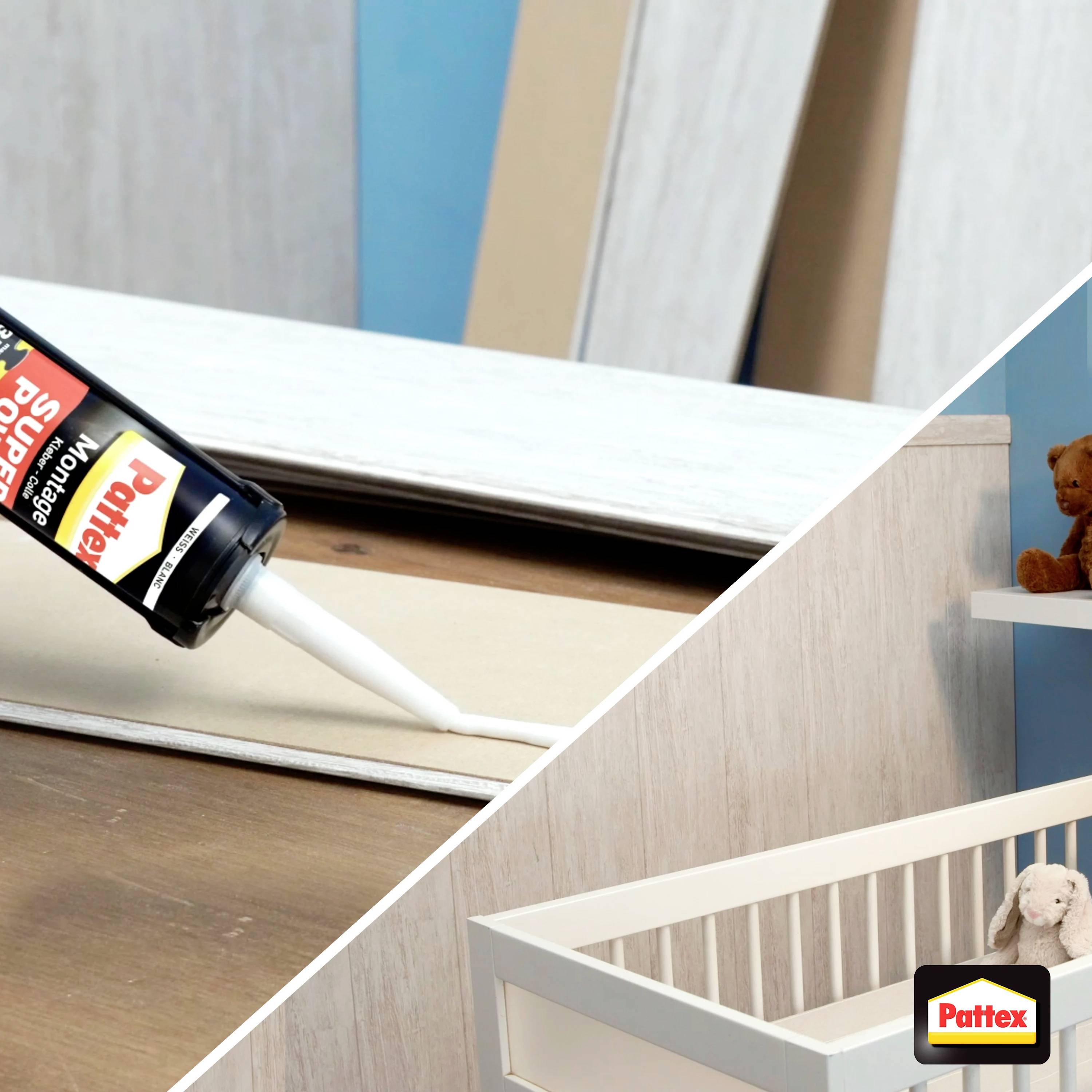 Un adhésif est appliqué sur du bois ; à côté, un lit d'enfant assemblé. Logo Pattex en bas à droite.