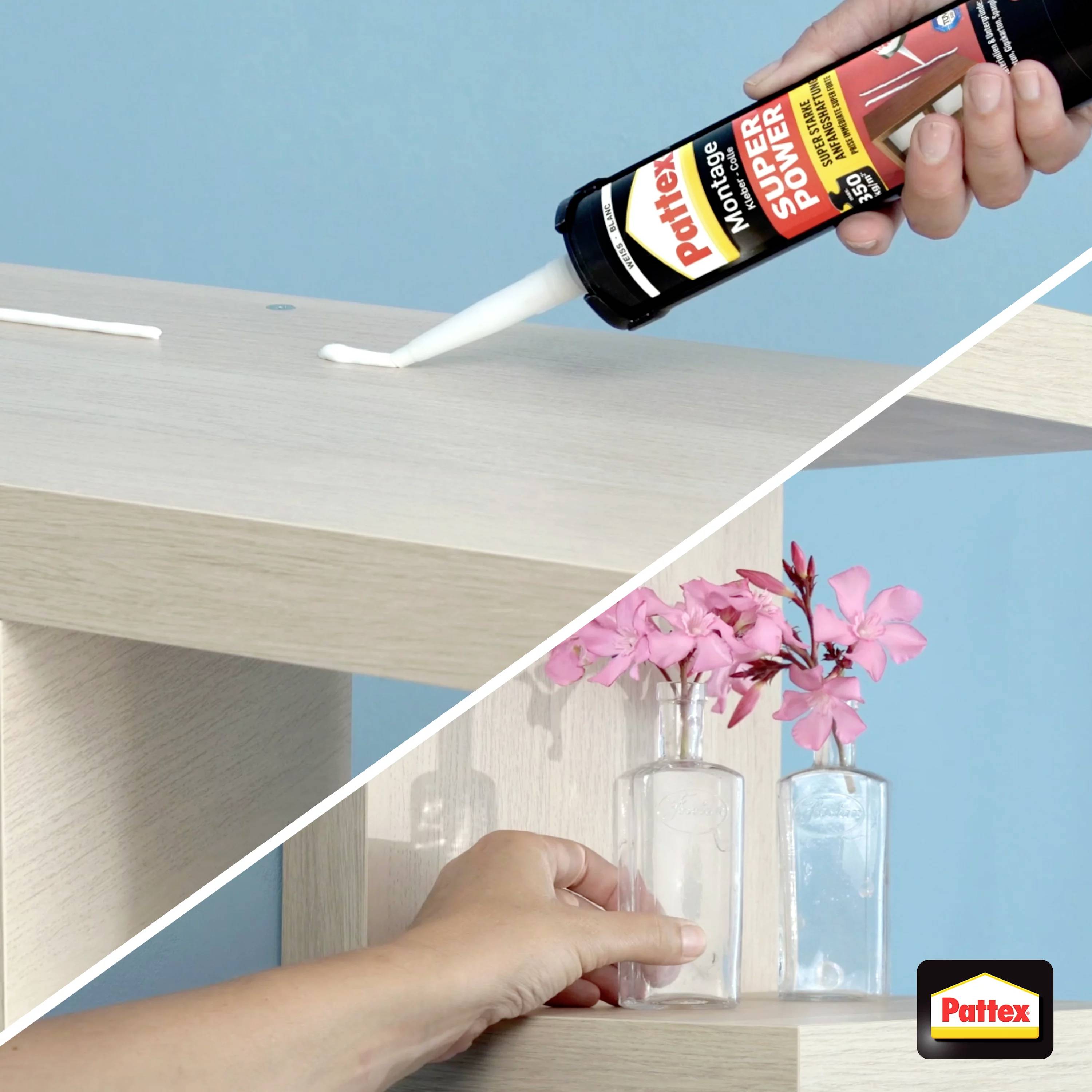 Une personne utilise un adhésif de montage Pattex pour fixer une étagère au mur. Sur l'étagère sont posés de petits vases contenant des fleurs roses.