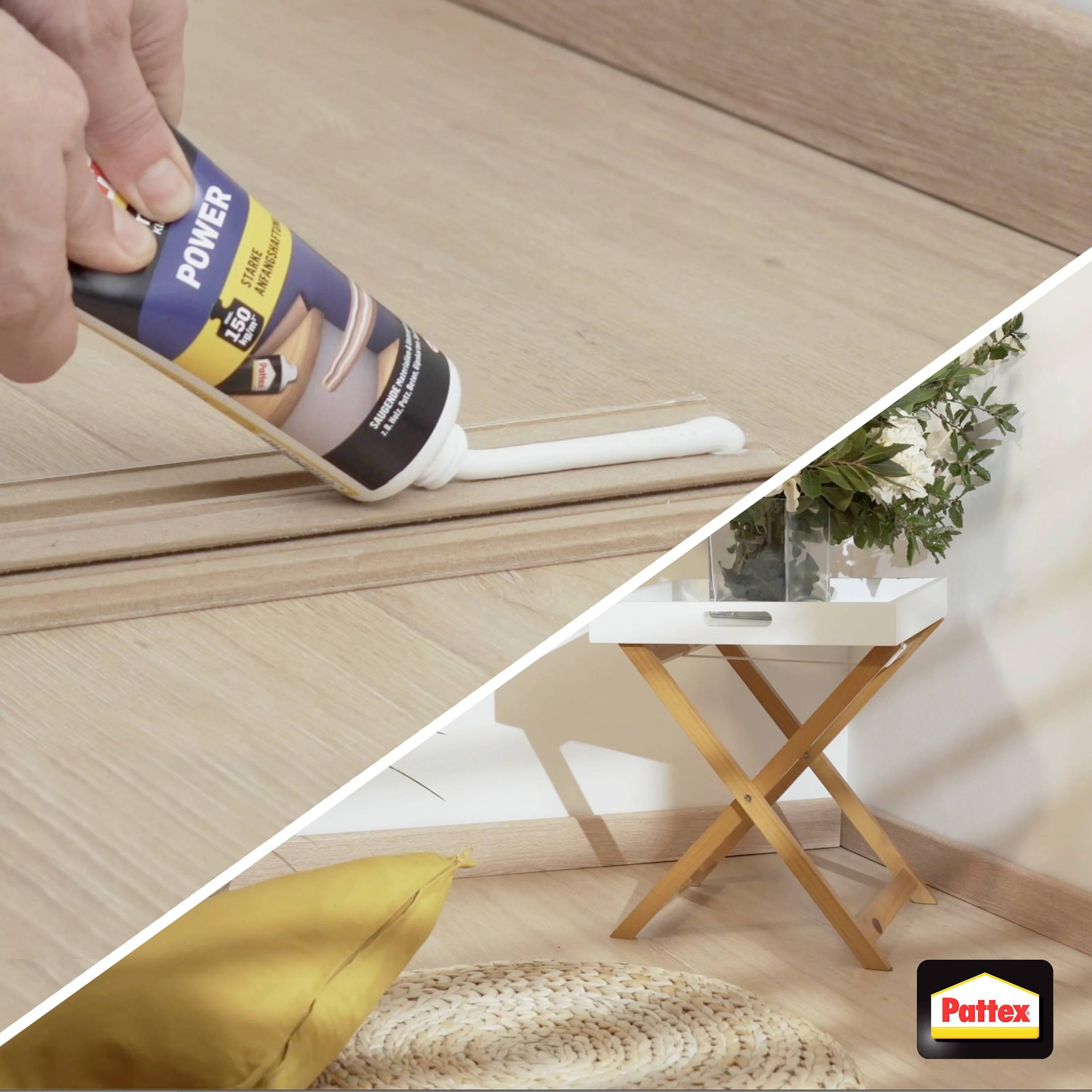 Un adhésif est appliqué sur un plancher en bois ; une table est placée sur le sol achevé.