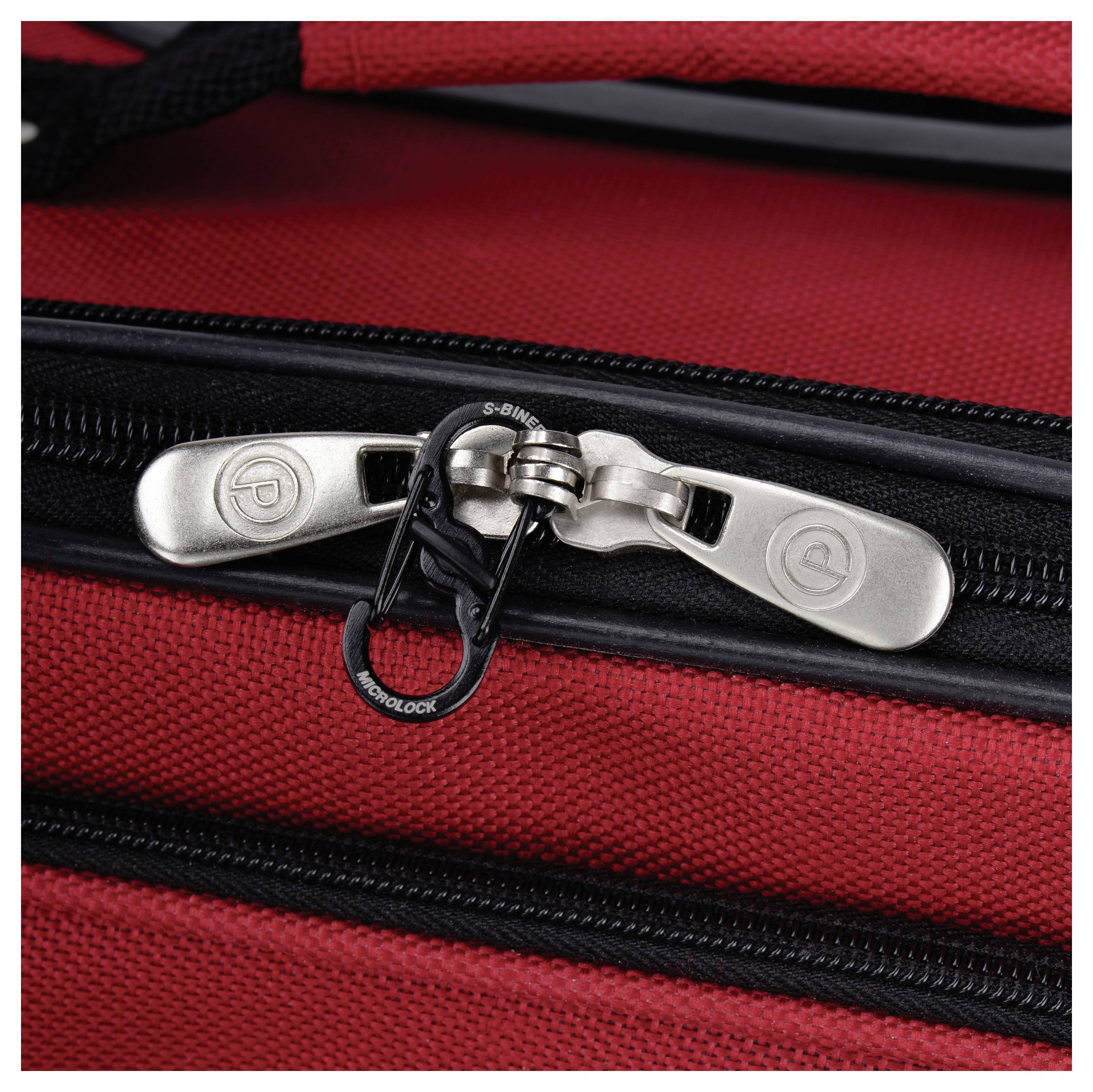 Une valise en tissu rouge avec un gros plan sur sa fermeture éclair sécurisée par un cadenas à combinaison noir.