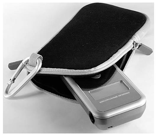 Un appareil électronique portable dépasse à moitié d'un sac de transport noir ouvert, doté d'une fermeture à glissière et d'un mousqueton.