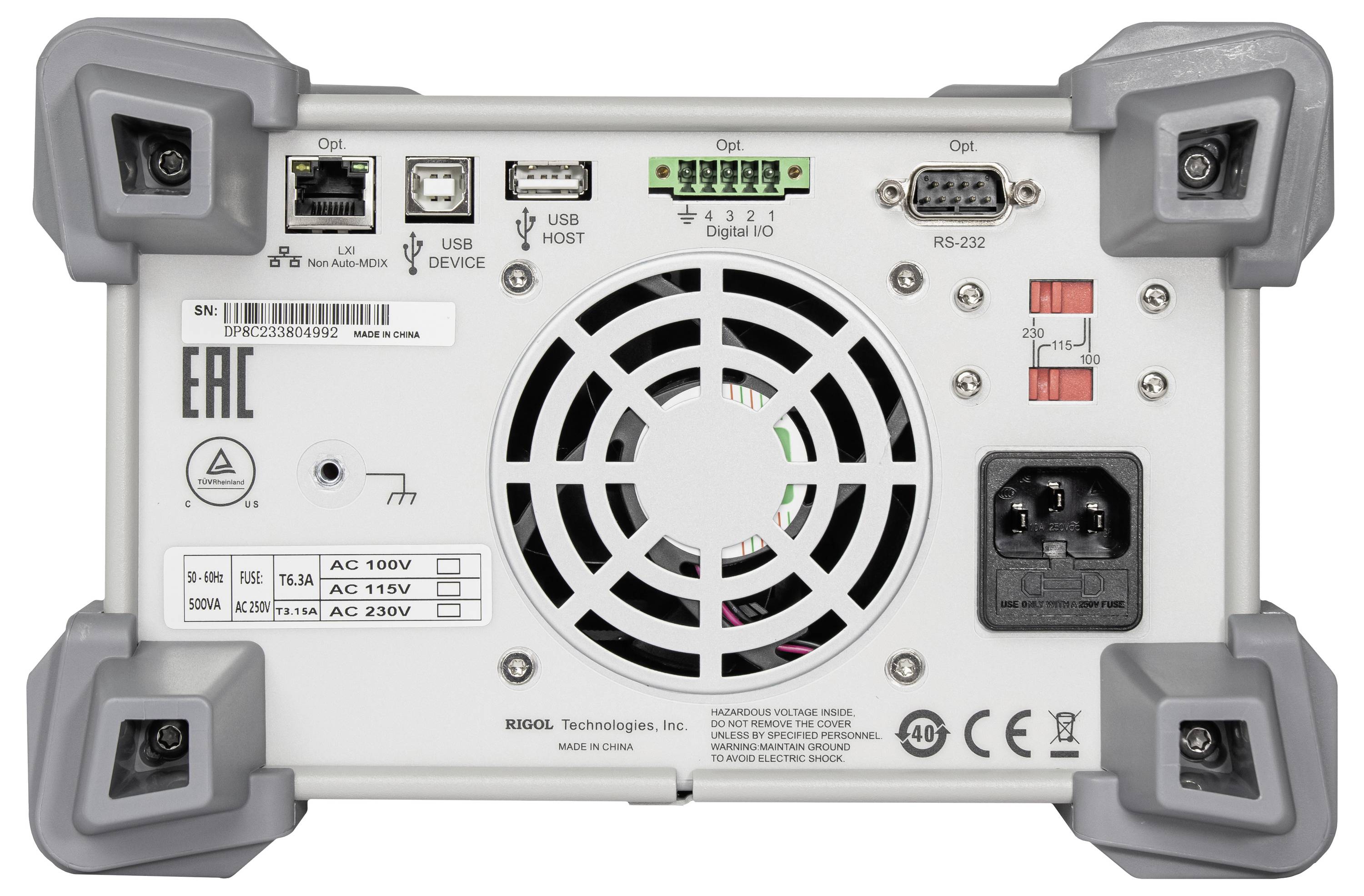 Le dos d'un appareil électronique avec des ports : LAN, USB, E/S numérique, RS-232, ventilateur, connecteur d'alimentation et interrupteur de tension.
