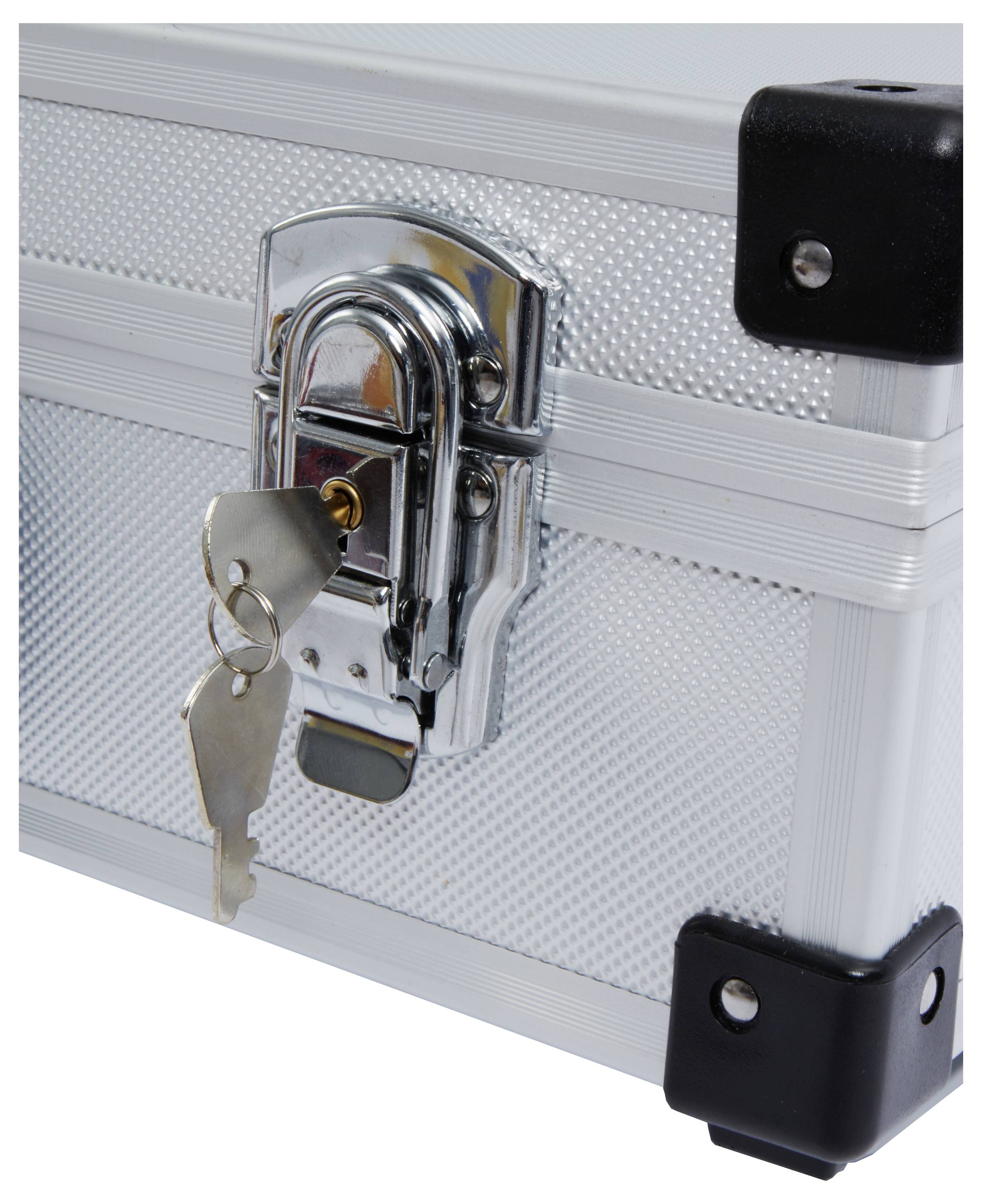 Cadenas métallique avec deux clés sur une valise argentée à structure texturée, avec des coins renforcés en noir.