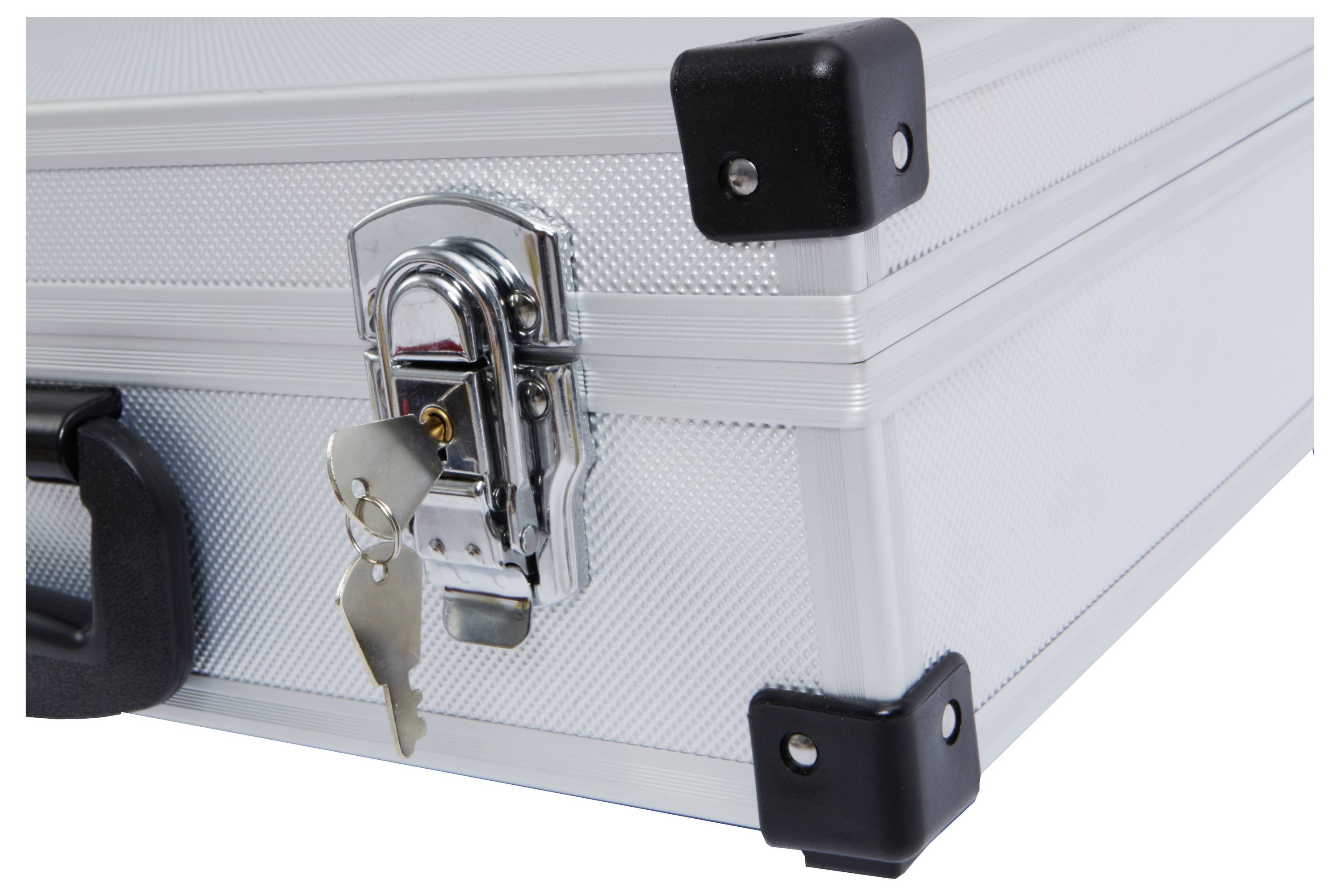 Valise argentée avec serrure et clé à l'intérieur, coins renforcés par des protections noires, poignée visible sur le côté.