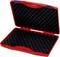 Valise rouge, ouverte, avec de la mousse ondulée noire à l'intérieur, adaptée à la protection et au transport d'objets fragiles.
