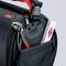Un sac à outils noir avec une poignée réglable rouge, une pince à vis et un mètre pliant Knipex blanc dans la poche avant.