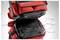 Un sac à dos rouge en gros plan, dont la surface est imperméable. L'eau ruisselle sans s'y accrocher.