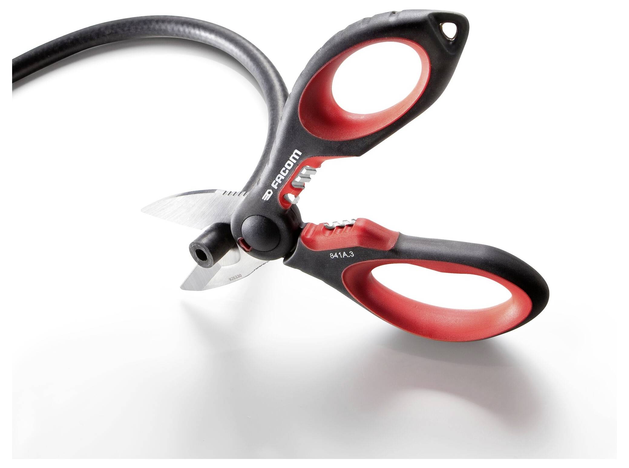 Un sécateur ergonomique rouge et noir est posé sur une surface blanche lisse. Idéal pour couper des branches.