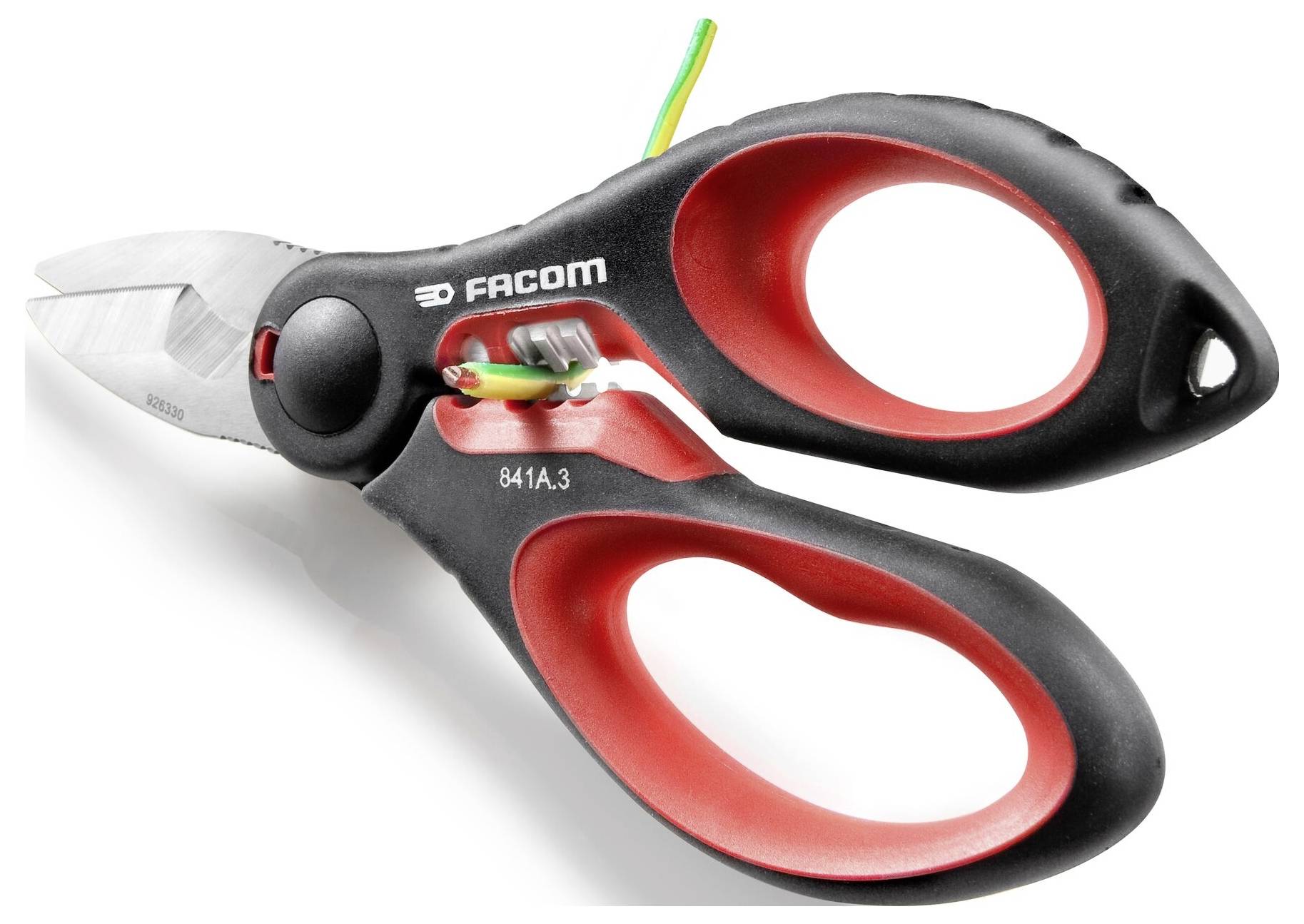 Une pince coupante électrique Facom en noir et rouge, avec isolation pour une manipulation sécurisée lors de la coupe de câbles.
