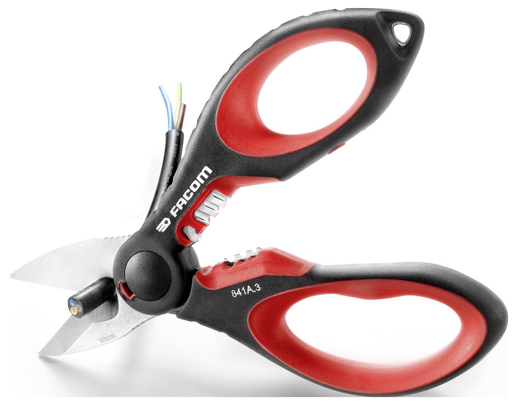 Ciseaux de câble noirs et rouges avec un câble coupé. Ils sont utilisés pour dénuder ou couper des fils lors de travaux électriques.