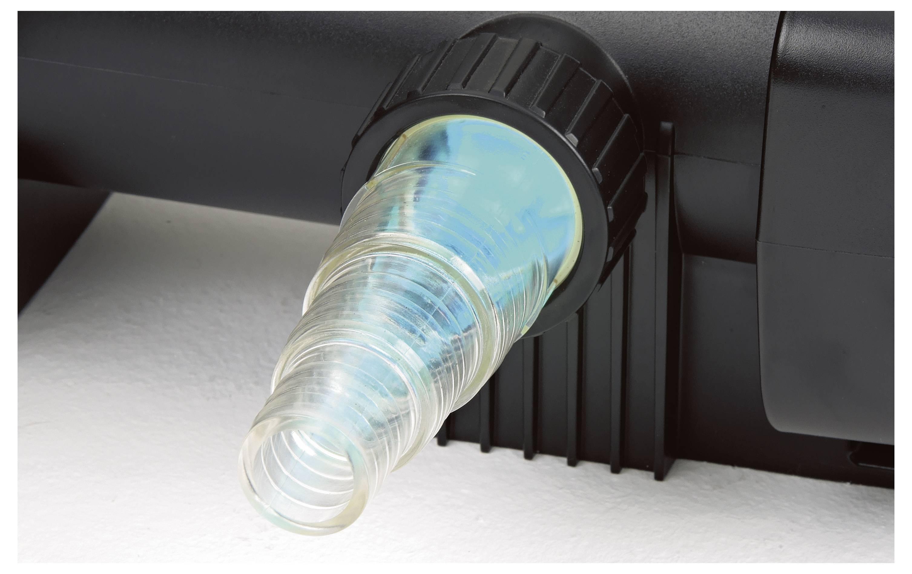 Un tuyau transparent fixé à un dispositif cylindrique noir montre de l'eau bleue tourbillonnante, indiquant l'écoulement du liquide à travers le système.