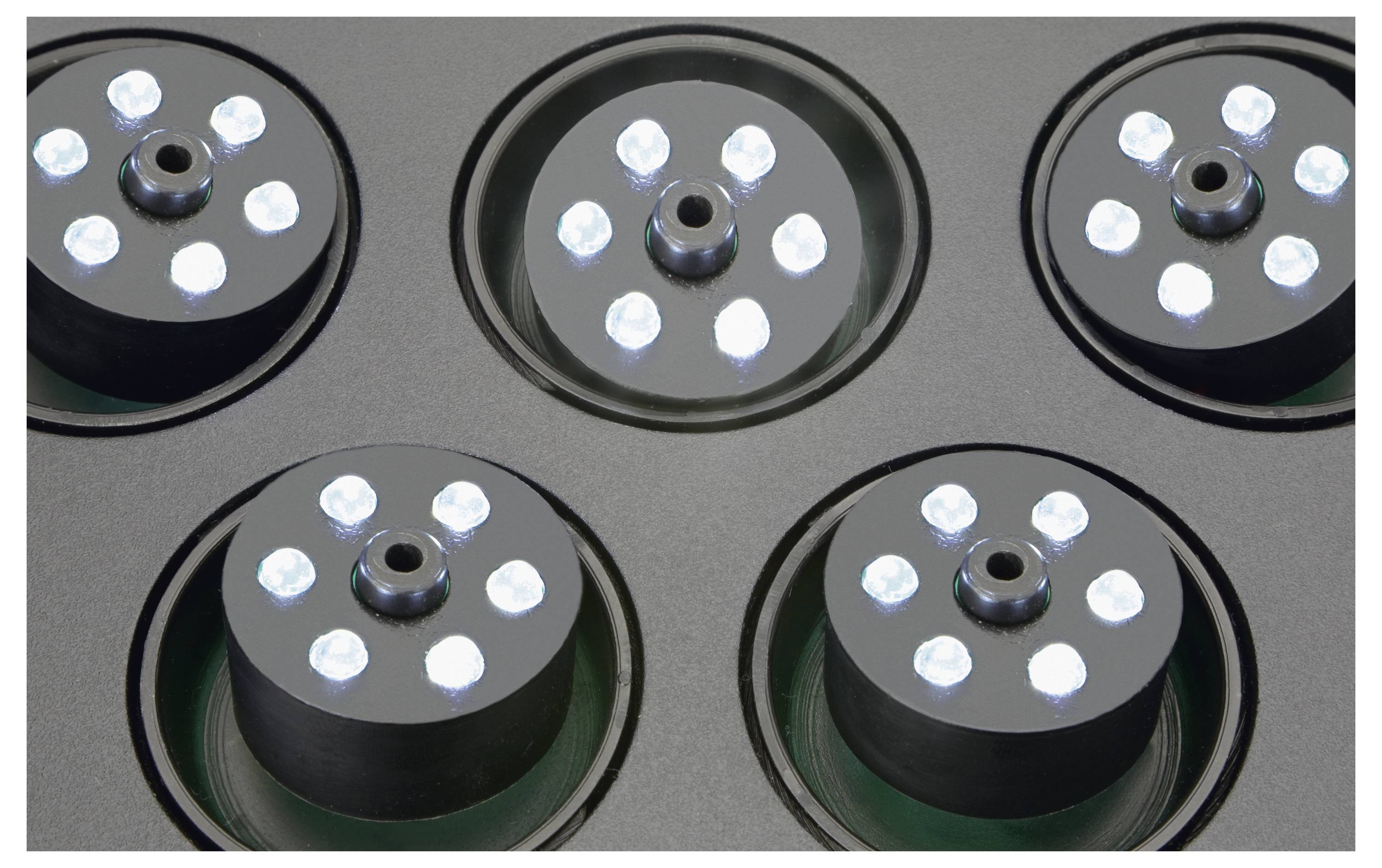 «Gros plan sur cinq luminaires LED circulaires disposés en panneau. Chaque luminaire contient huit ampoules LED lumineuses autour d'un point central.»