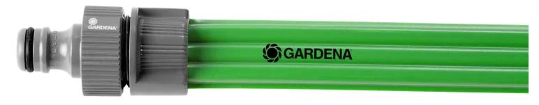 « Un tuyau d'arrosage vert Gardena avec un raccord sur le côté gauche. »