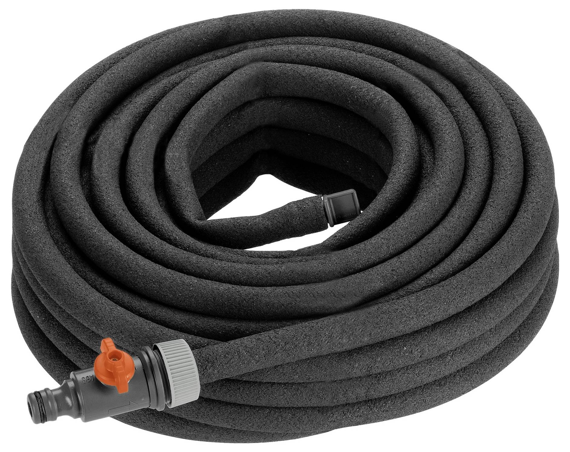 Un tuyau d'arrosage noir enroulé, avec un raccord gris et orange. Idéal pour l'irrigation du jardin.
