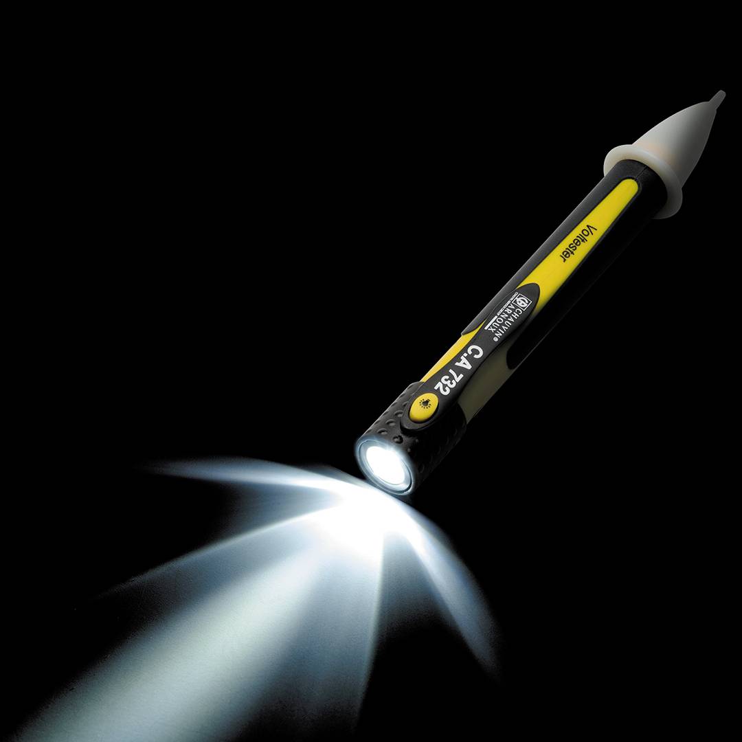 Lampe de poche brillant dans l'obscurité. Elle émet une lumière vive vers le bas et est noire avec des détails jaunes.