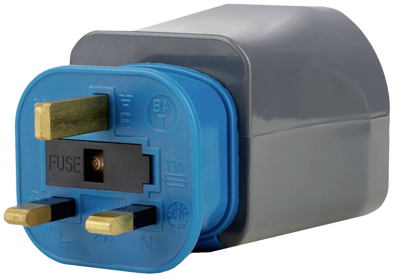 'Gros plan d'une prise électrique britannique tripolaire avec fusible bleu et contacts dorés, face avant montrant les bornes de connexion.'