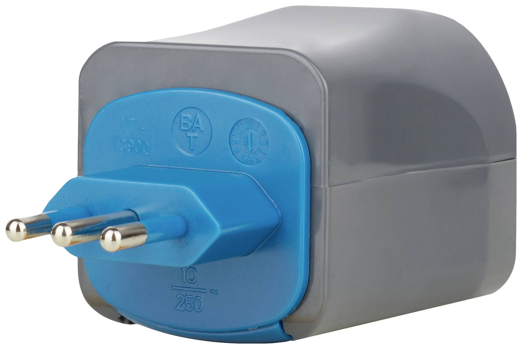 Un adaptateur de prise d'appareil tripolaire bleu avec un couvercle gris, adapté aux prises électriques européennes, est présenté.