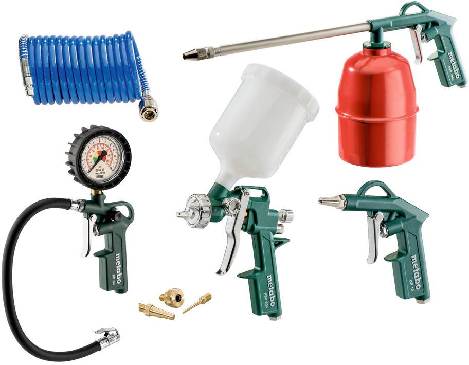 Ensemble d'accessoires d'outils pneumatiques : tuyau d'air enroulé bleu, pistolet manomètre, pistolet de peinture, pistolet à air comprimé et petits raccords en laiton sur fond blanc.