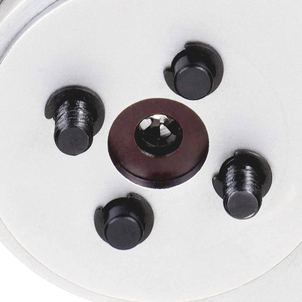 Gros plan sur un adaptateur secteur blanc avec plusieurs prises rondes noires.