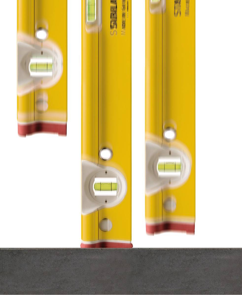 Trois niveaux à bulle jaunes sont debout sur une surface noire. Chaque niveau à bulle dispose d'un tube de nivellement intégré pour le contrôle de l'alignement.