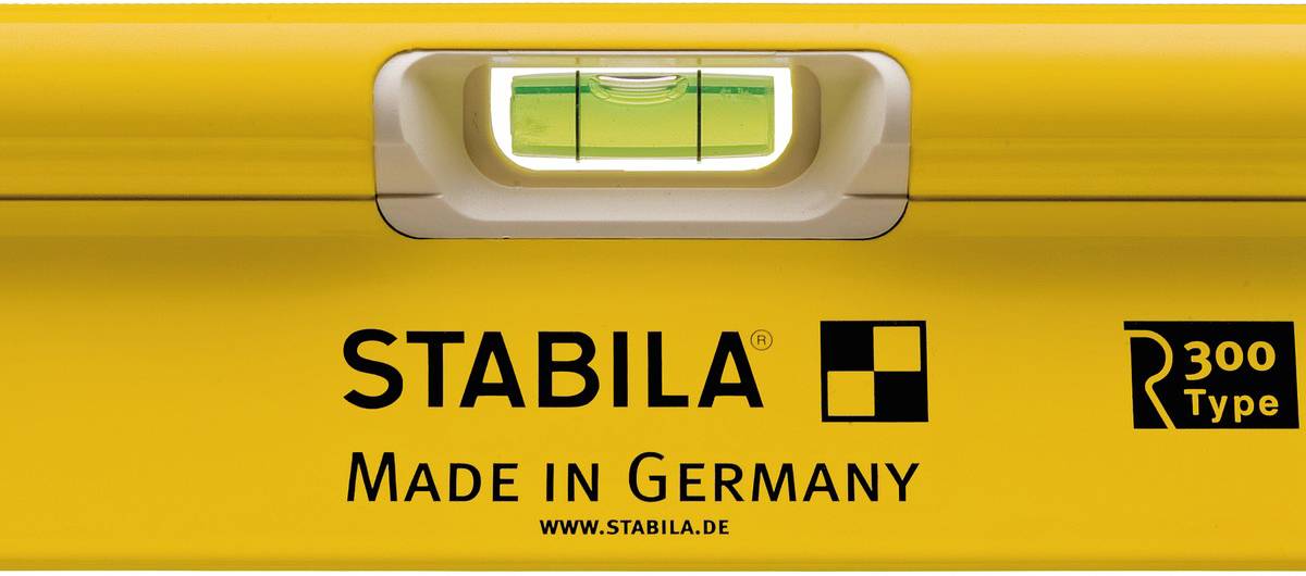 Un niveau à bulle jaune de Stabila, fabriqué en Allemagne, affiche une bulle d'air centrée.