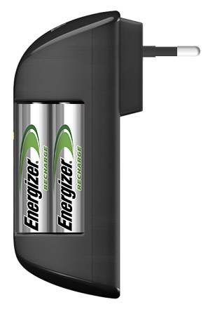 Chargeur noir et gris avec deux batteries 'Energizer Recharge' insérées dans un support de prise électrique.