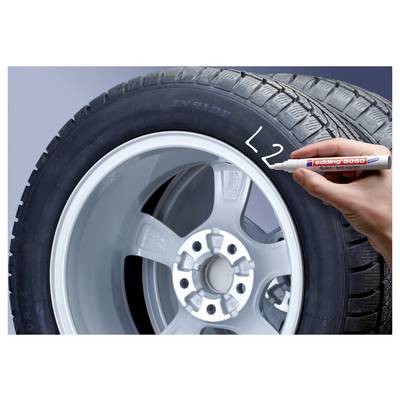 Écriture à la main de « L2 » sur le flanc d'un pneu automobile avec un marqueur blanc, gros plan de la roue et de la jante.