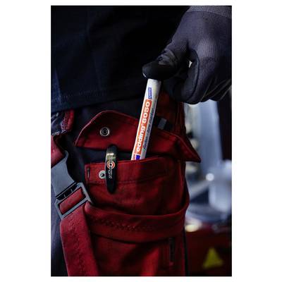Main gantée tenant un marqueur « Coloring 8050 » au-dessus d'une pochette à outils rouge ouverte avec un clip et une poche à bouton-pression.