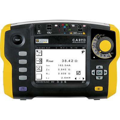Un appareil de mesure d'installation avec un affichage numérique indique les mesures de résistance en ohms. Les éléments de commande et le commutateur rotatif sont visibles.