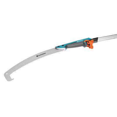 Scie de jardin à lame incurvée et poignée ergonomique, adaptée pour couper des branches à différentes hauteurs.