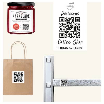 Exemple de codes QR sur un emballage, une pancarte, un sac à provisions et une barre métallique ; montre que les codes QR sont utilisés sur différents produits et lieux.