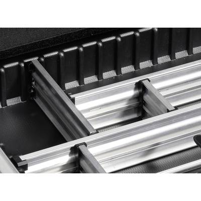 Plusieurs profils en aluminium imbriqués les uns dans les autres dans un conteneur compact, formant une construction sûre et stable.