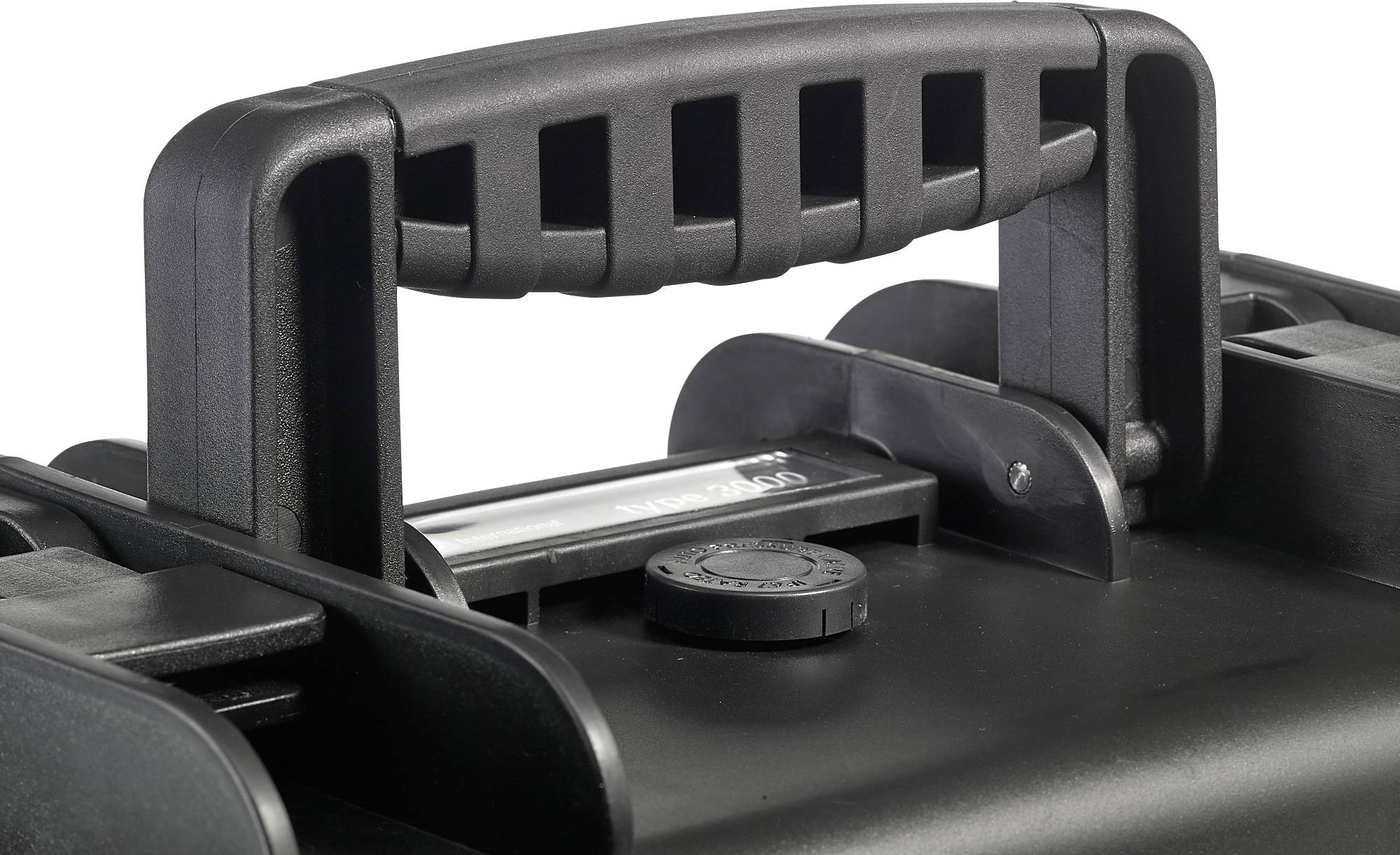 Poignée en plastique noir et robuste sur une valise. La poignée est texturée pour une meilleure prise en main.