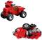 Une petite voiture de jouet rouge et un tas de briques Lego avec lesquelles la voiture peut être construite.