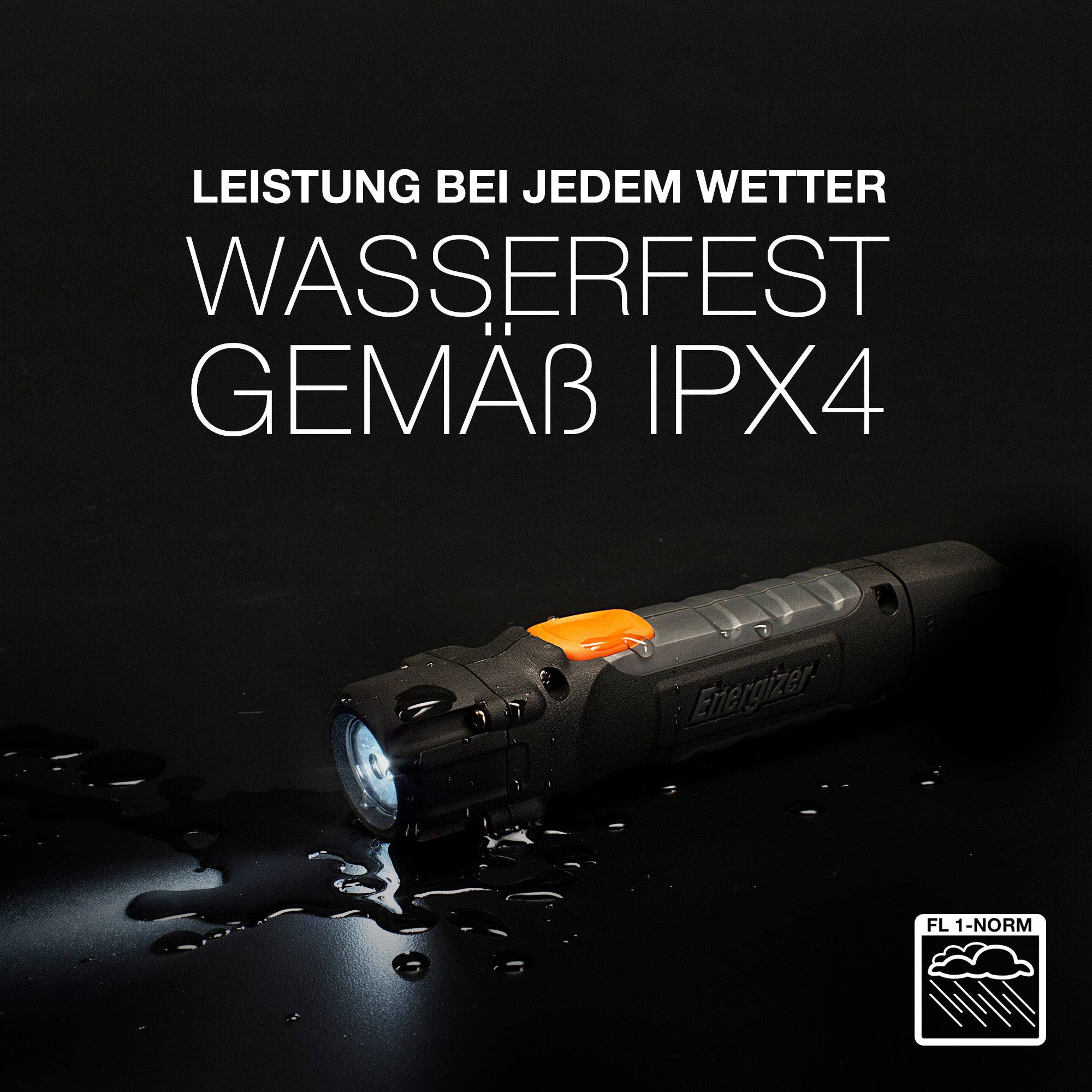 Une lampe de poche noire avec un bouton orange, sur une surface mouillée. Texte : « Performance par tous les temps, étanche selon la norme IPX4 ».