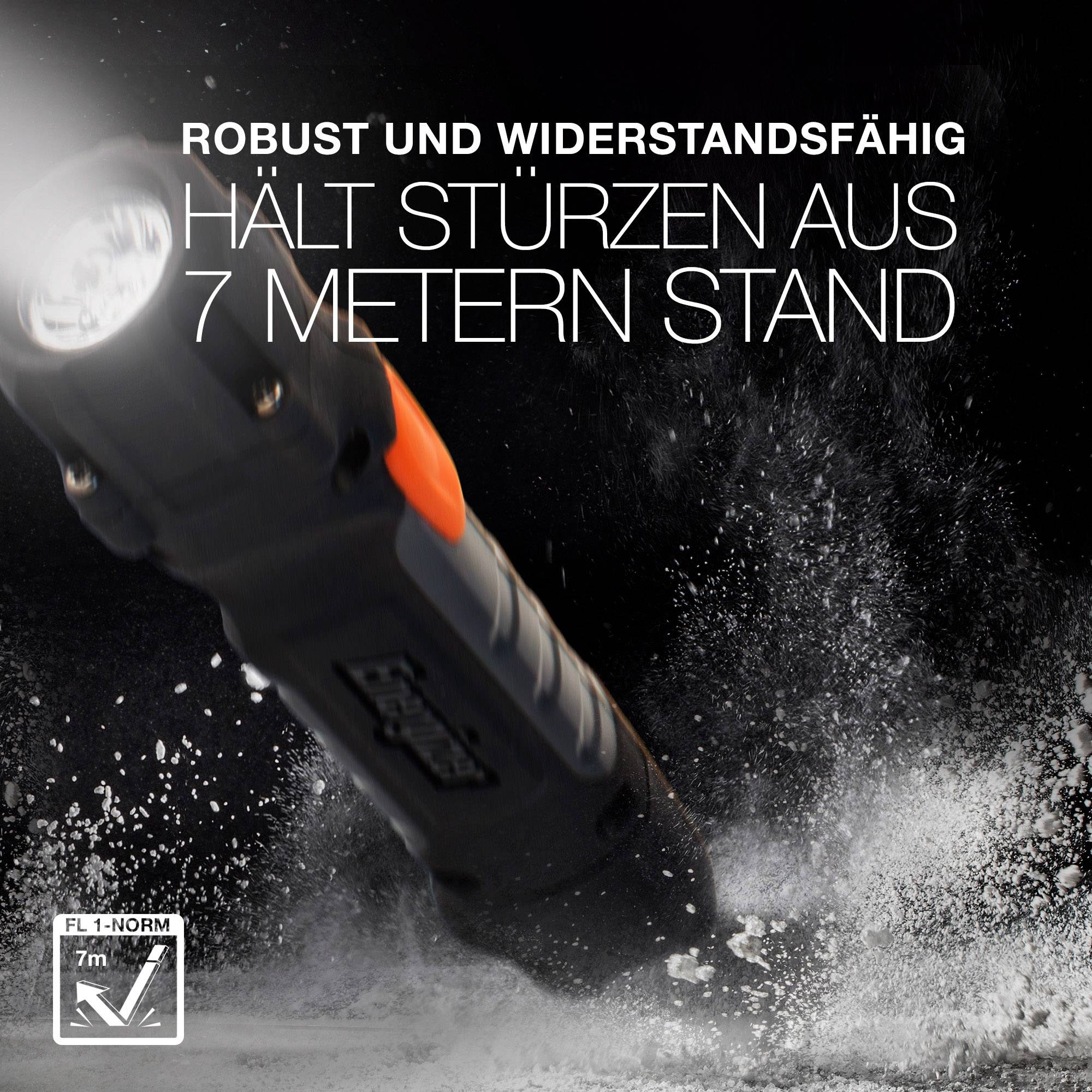 Robuste et résistante : Supporte des chutes de 7 mètres. Lampe de poche en action, éclaboussures d'eau démontrant sa robustesse.