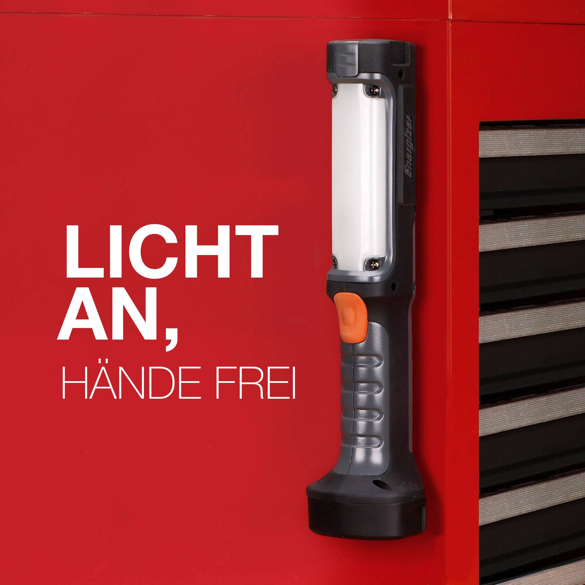 Lampe de travail portable, magnétique, fixée verticalement sur une surface métallique rouge. Avec le texte : 'LUMIÈRE ALLUMÉE, MAINS LIBRES'.