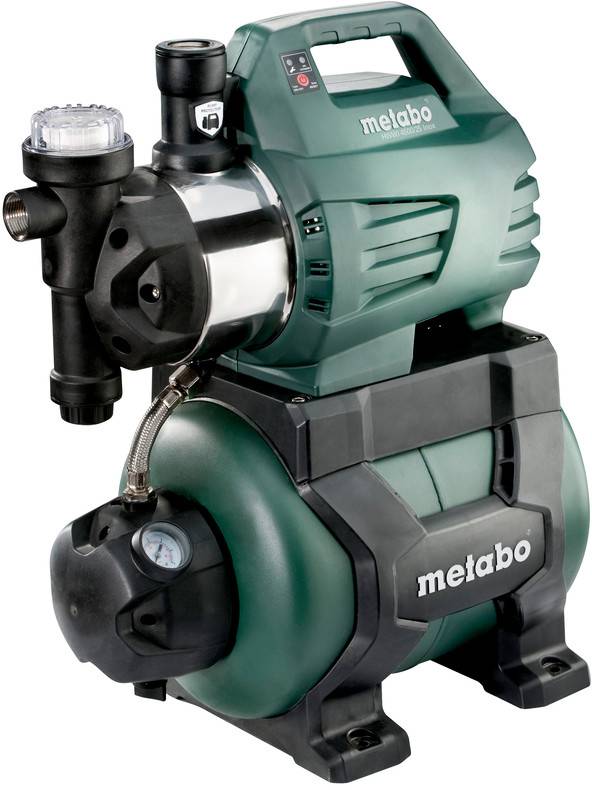 Pompe à eau électrique Metabo verte et noire avec réservoir sous pression et manomètre, présentée sur fond blanc.