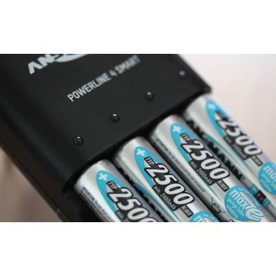 Un chargeur de batterie noir charge quatre piles AA argentées, chacune portant l'inscription « 2500 mAh ».