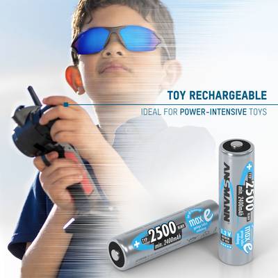 Un enfant portant des lunettes de soleil tient une télécommande. Au premier plan, deux piles de jouet '2500 mAh' pour appareils à forte consommation.
