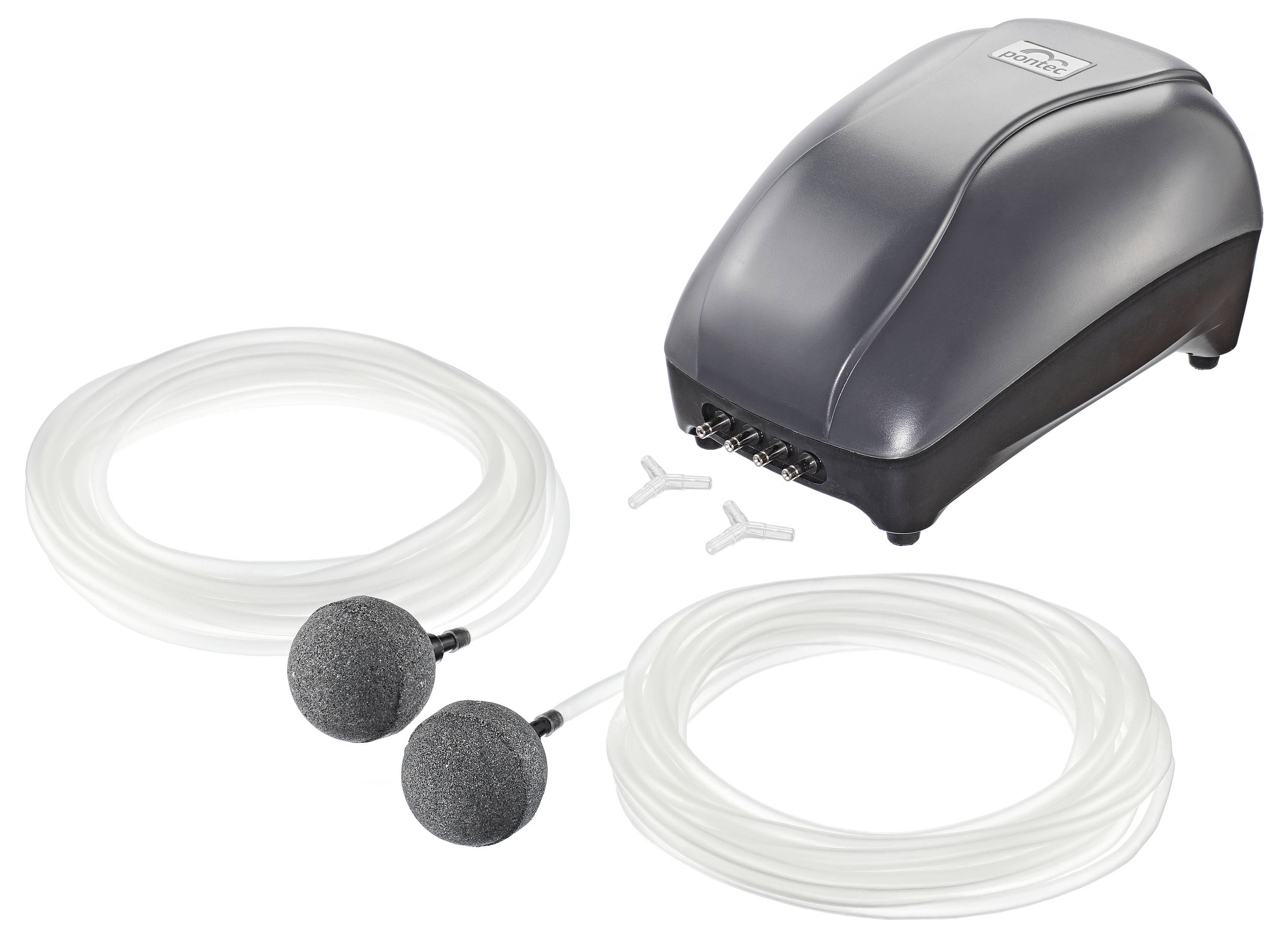Une pompe à air noire avec deux tubes blancs et des diffuseurs en pierre à air pour aquariums, accompagnée de trois petits connecteurs, sur un fond blanc.