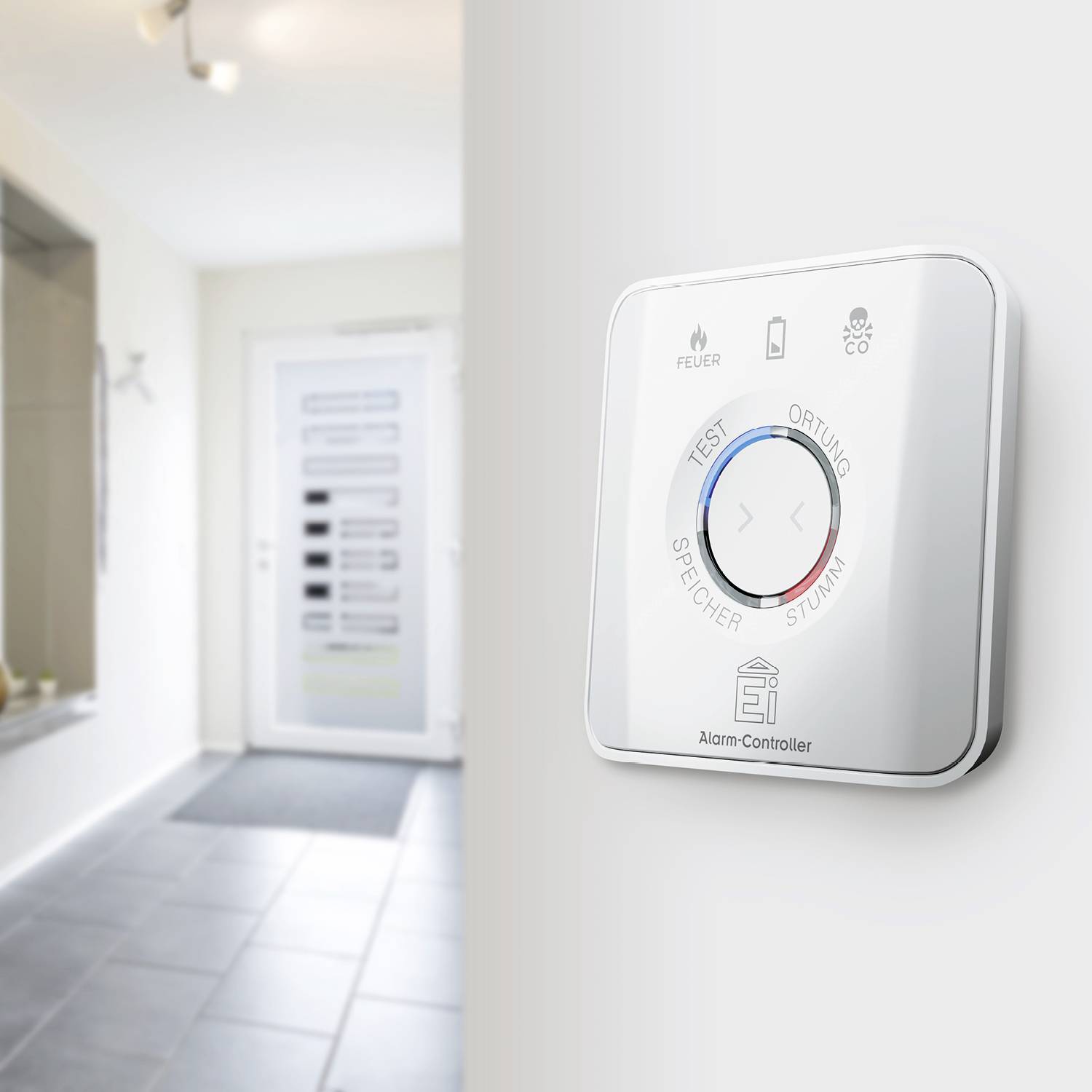 Un contrôleur d'alarme anti-intrusion avec différents modes et indicateurs, installé dans un couloir moderne.