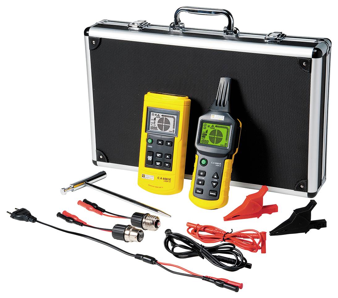 Divers appareils de mesure électriques jaunes et noirs avec accessoires, notamment des câbles et des pinces, disposés devant une valise noire ouverte.