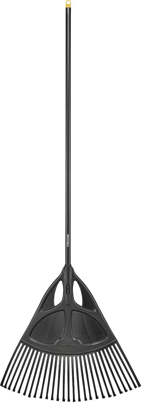 Râteau à feuilles en plastique noir avec un long manche et une tête en forme d'éventail large, montré dressé sur un fond blanc.