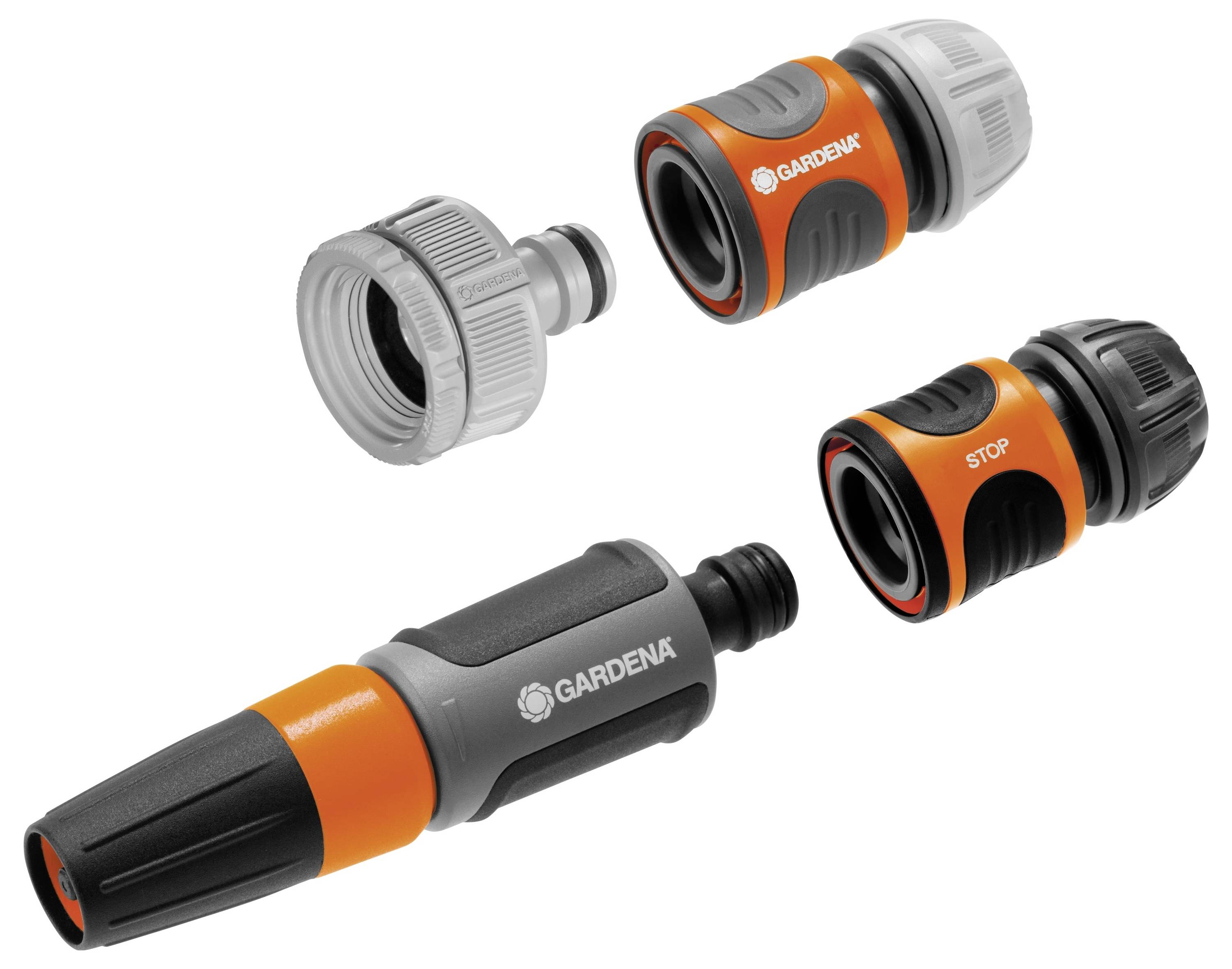 Trois raccords d'irrigation Gardena et une seringue. Deux raccords rapides, dont un avec fonction d'arrêt, et un raccord de robinet, tous en gris et orange.